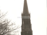 Uszkodzony krzyż wieńczący wieżę kościoła św. Krzyża w Miechowicach na zdjęciu wykonanym w latach 80. XX w.